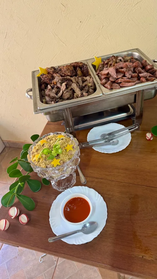 Detalhe da mesa de serviço com pratos, talheres e guarnições organizados