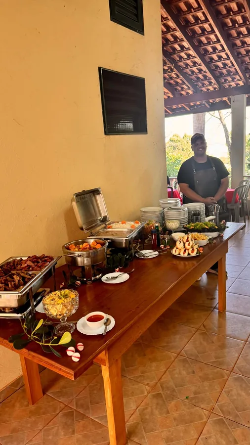 Buffet completo servido em rechauds para evento atendido pelo Dener