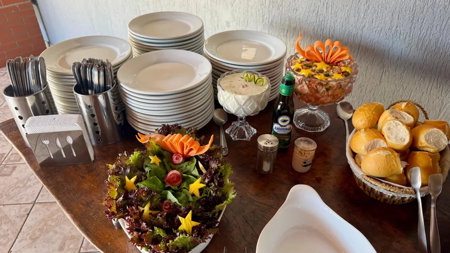 Serviço de buffet organizado com carnes grelhadas e acompanhamentos